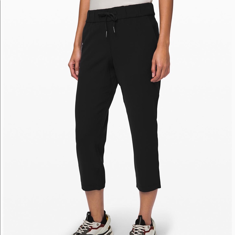 NWT Lululemon On the Fly 23” Crop size 6